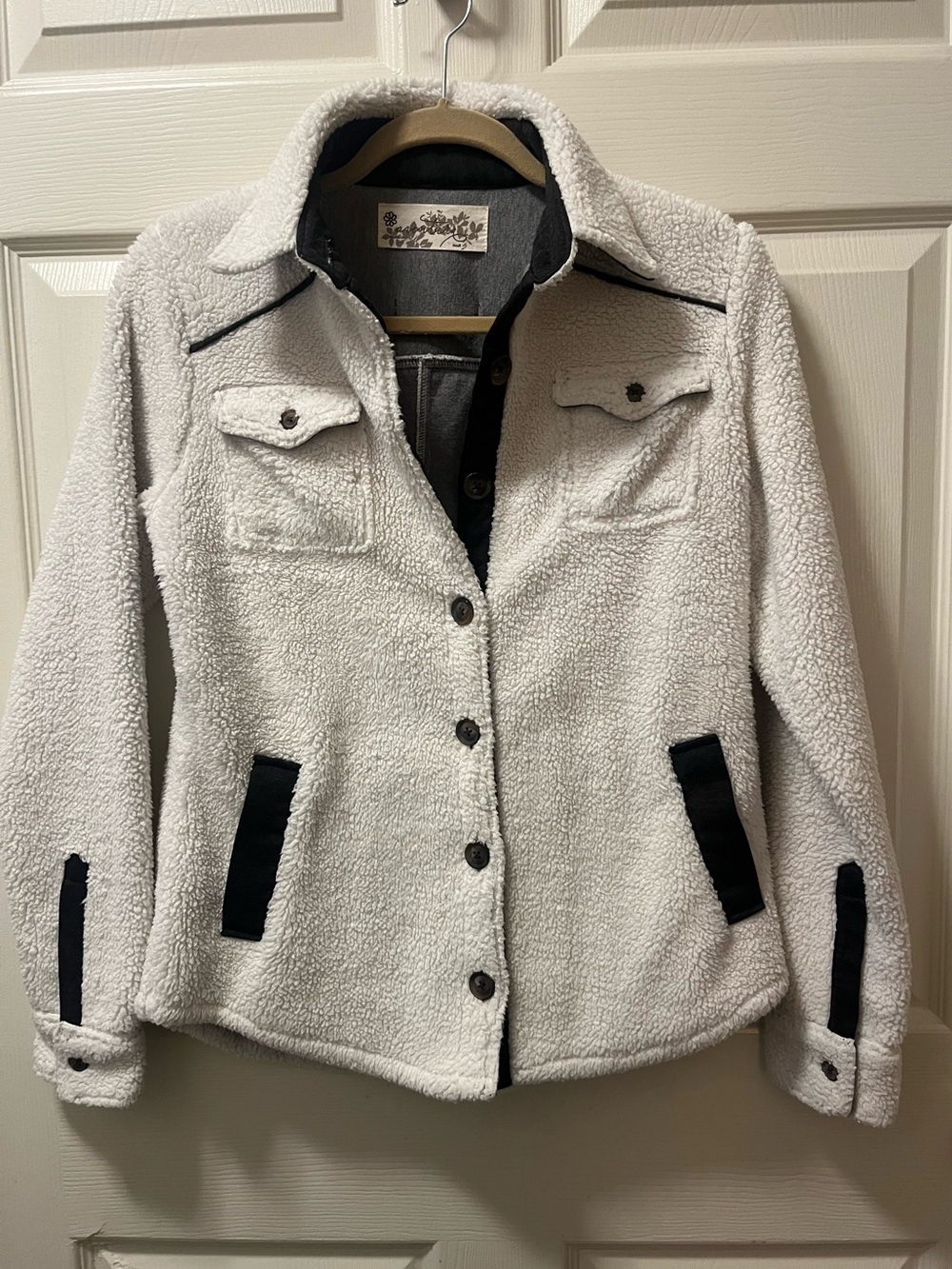 Aventura Women’s Sherpa Button-Up Jacket in Cream with Black Trim Size SM Cozy